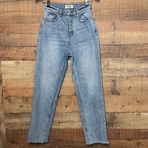 Free People We the Free Crvy Georgine Mom Jeans Sky Blue Size 26 - Picture 2 of 15